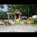 Wir haben die Infotafel nicht gelesen, daher wissen wir nicht, wer hier verehrt wird, entweder König Naresuan (siehe auch hier) oder wegen der räumlichen Nähe eher Ai Khai